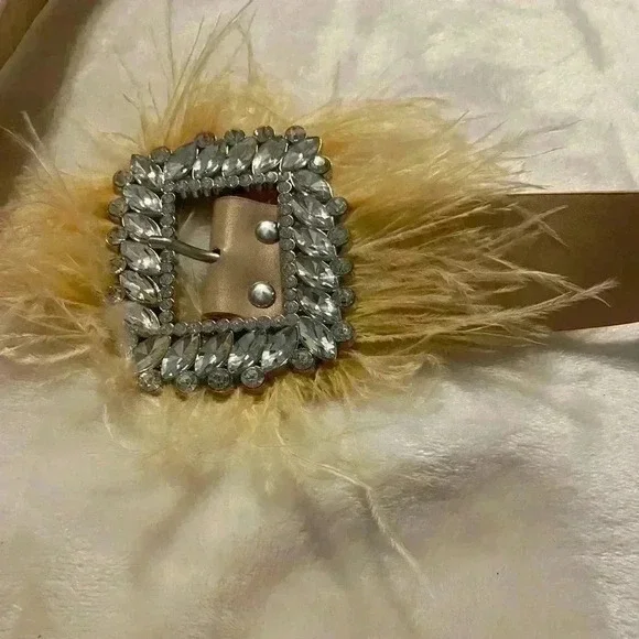 Women’s belt NWOT cream colored belt with rhinestones & feathers on buckle - Picture 4 of 4
